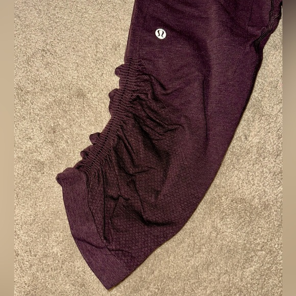 Lululemon Women’s Rise & Flow Cropped Leggings. Size 6. - Picture 3 of 4